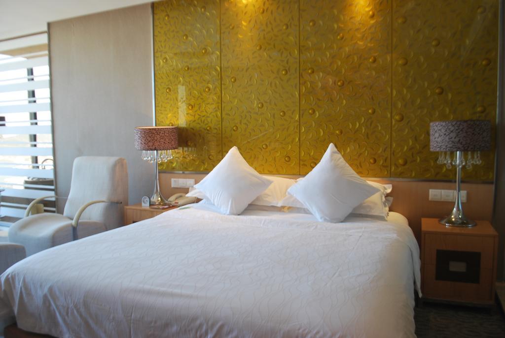 The Center Hotel Weihai Room photo