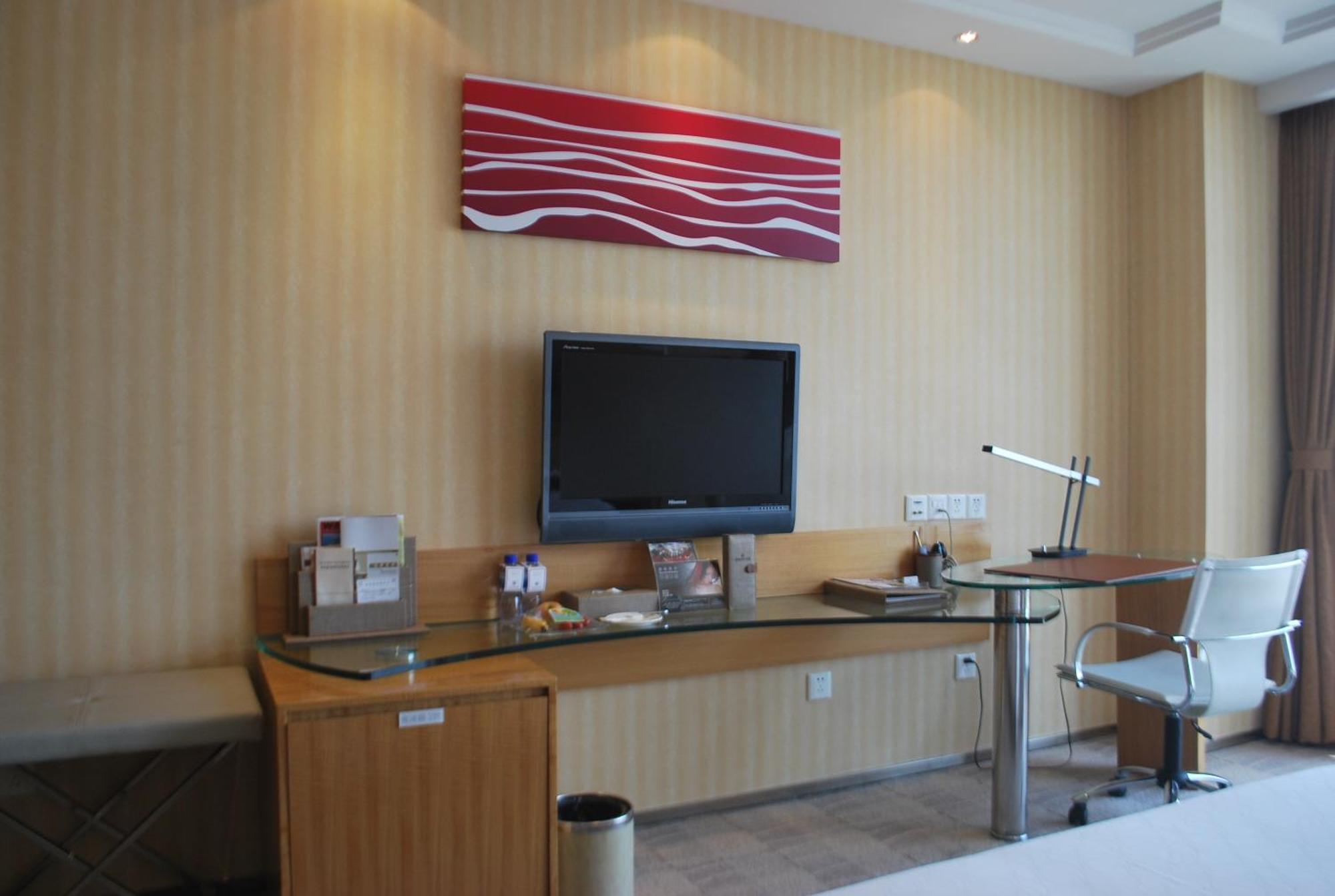 The Center Hotel Weihai Exterior photo