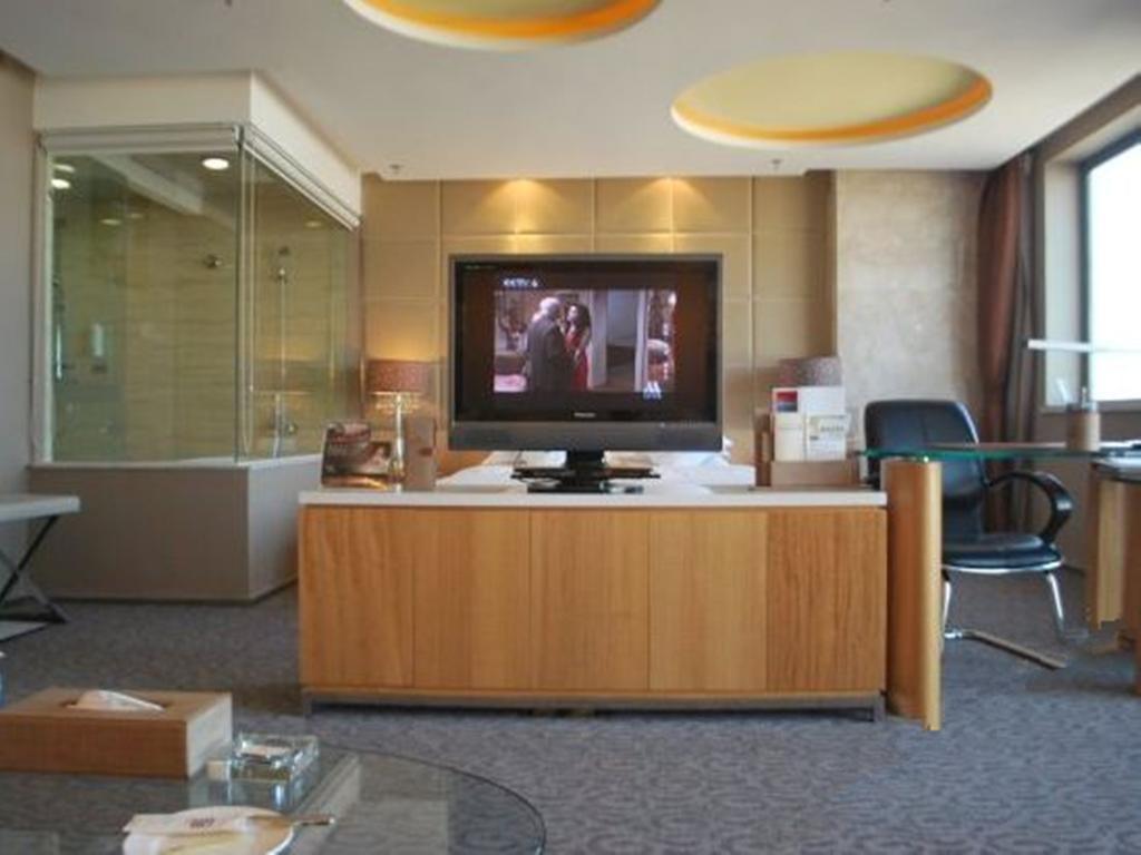 The Center Hotel Weihai Exterior photo