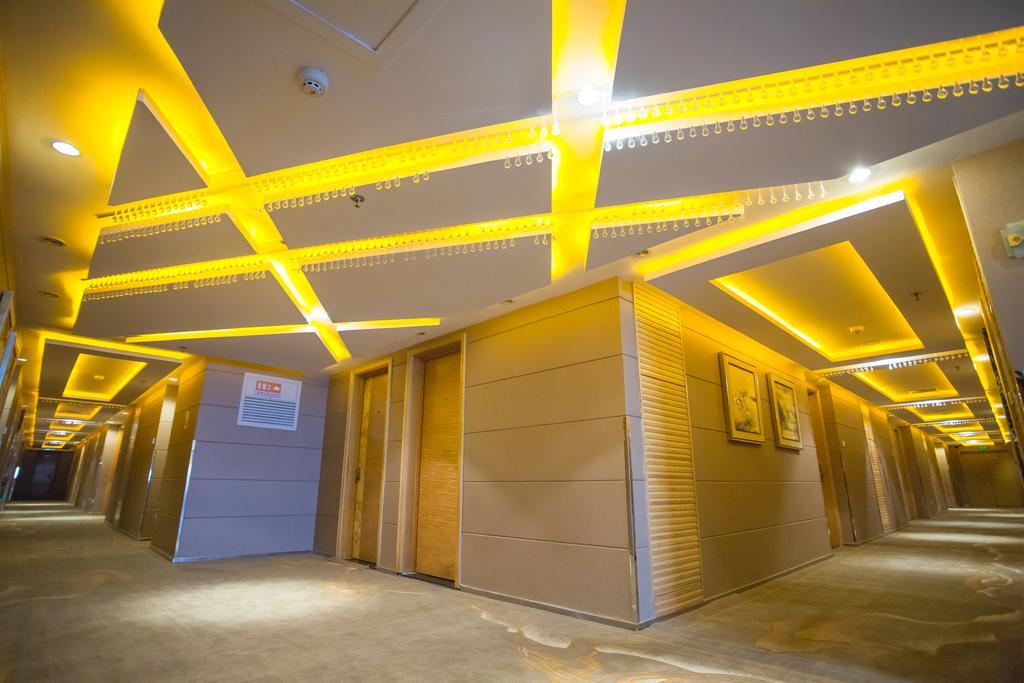 The Center Hotel Weihai Exterior photo