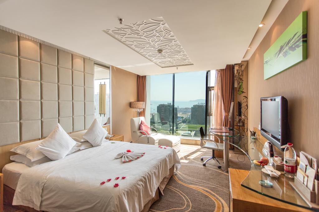 The Center Hotel Weihai Exterior photo